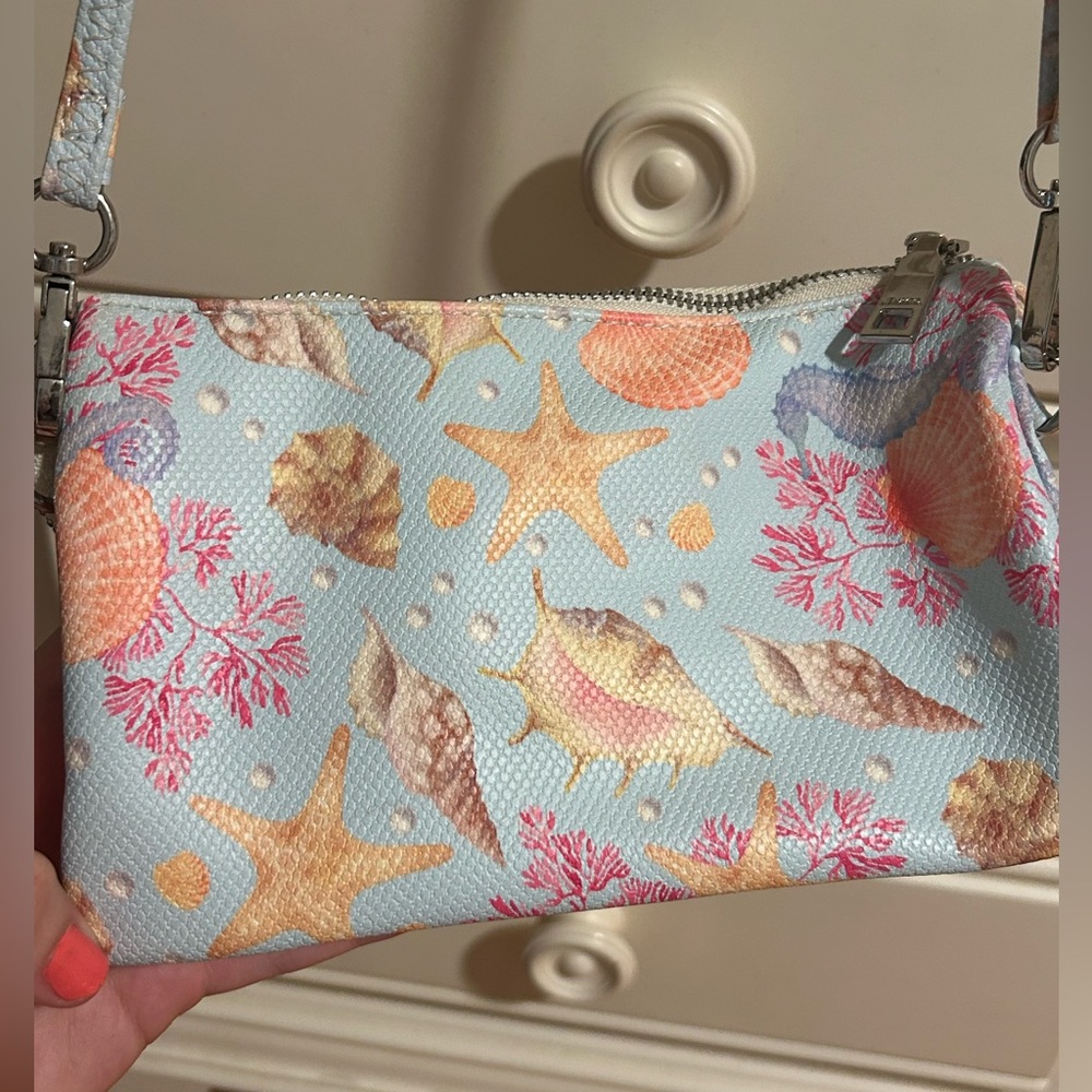 Seashell Patterned JEN & CO Women's crossbody/ wristlet Bag